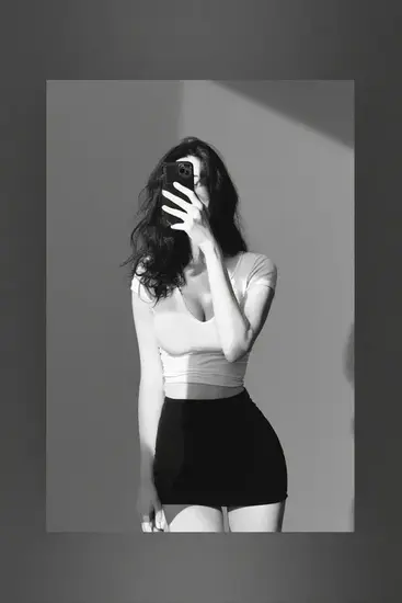 밝은 조명 아래 실루엣 형태로 촬영된 여성 인물 모습